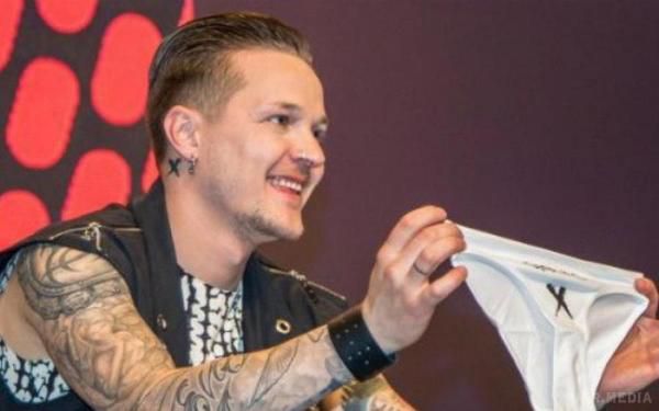 Женя Галич порадував італійську журналістку іменними трусами. Музикант подарував італійці труси з логотипом колективу.