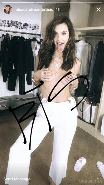 Ангел Victoria's Secret засвітила груди (фото). Алессандра Амбросіо попозувала топлес.