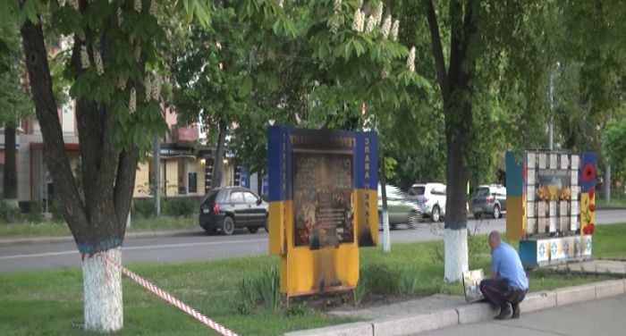 У Полтаві палили пам'ятки героїв Майдану і АТО (ВІДЕО). Невідомі зловмисники спробували підпалити стелу героям АТО та меморіал слави загиблим на Майдані поблизу будівлі обласної держадміністрації Полтави.