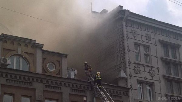 У центрі Києва більше трьох годин гасили хостел (відео). Вулиця Симона Петлюри із-за ліквідації пожежі перекрита.