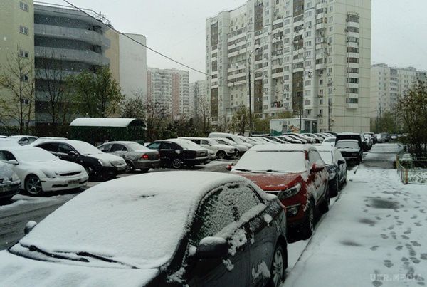У Москві посеред травня випав сніг (фото). 8 травня в російській столиці пішов сніг з мокрим дощем. 
