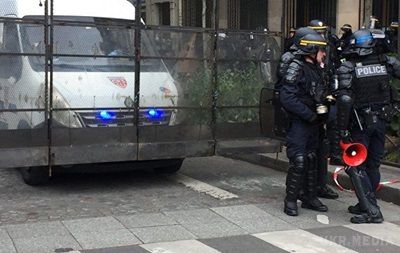 У Парижі газом розігнали протестувальників проти підсумків виборів. За даними ЗМІ, сила застосовувалася і по відношенню до журналістів.