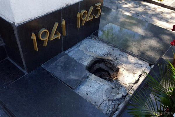 У Харкові розгромили могилу з останками 610 воїнів Другої світової. У Харкові вандали розгромили братську могилу загиблих визволителів міста під час Другої світової війни.