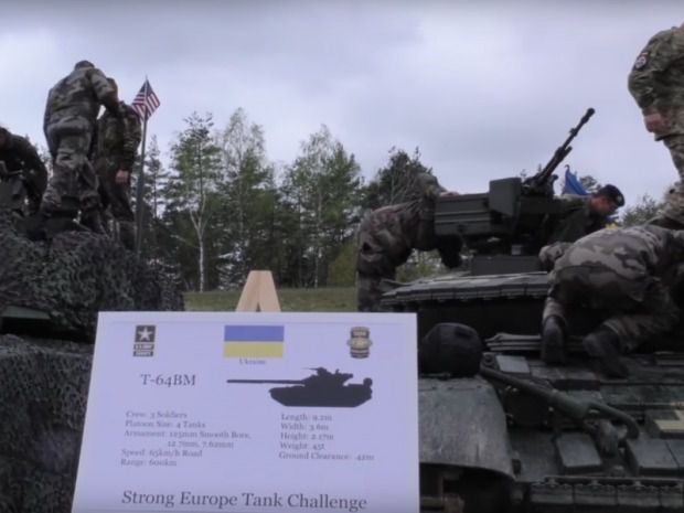 Український Т-64 викликав ажіотаж у танкістів НАТО на Strong Europe Tank Challenge 2017 (відео). Ветерани вітчизняного танкопрому стали новачками натівських перегонів, суттєво вирізняючись компактністю та функціональністю серед значно більших та важчих "Абрамсів", "Леопардів" та "Леклерків".
