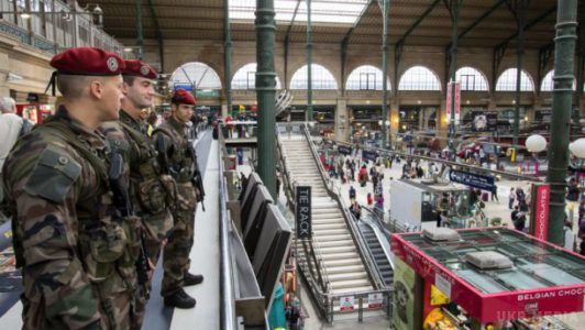 Поліція Парижу терміново евакуювала всіх людей з вокзалу. Близько півночі 9 травня паризька поліція здійснила повну евакуацію людей із Північного вокзалу для проведення спецоперації.