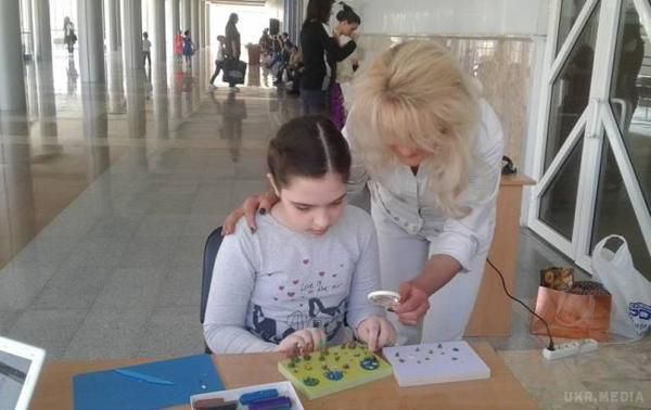Маленька українка створює пластилінових мультгероїв неймовірних розмірів. 9-річна дівчинка ліпить мініатюрних мультгероїв з пластиліну