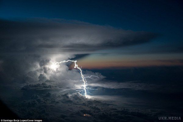 Неймовірно видовищна гроза над Амазонією (фото). Льотчик з Кіто Сантьяго Борха Лопез працює в одній з найбільших авіакомпаній Латинської Америки, тому йому часто доводиться літати над дощовими лісами Амазонії.