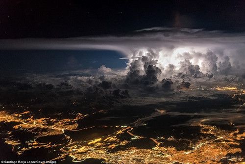 Неймовірно видовищна гроза над Амазонією (фото). Льотчик з Кіто Сантьяго Борха Лопез працює в одній з найбільших авіакомпаній Латинської Америки, тому йому часто доводиться літати над дощовими лісами Амазонії.