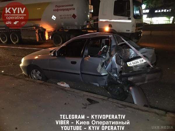 У Києві бензовоз на повному ходу протаранив іномарку: є постраждалі. В результаті аварії постраждали пасажири і водій "Daewoo".