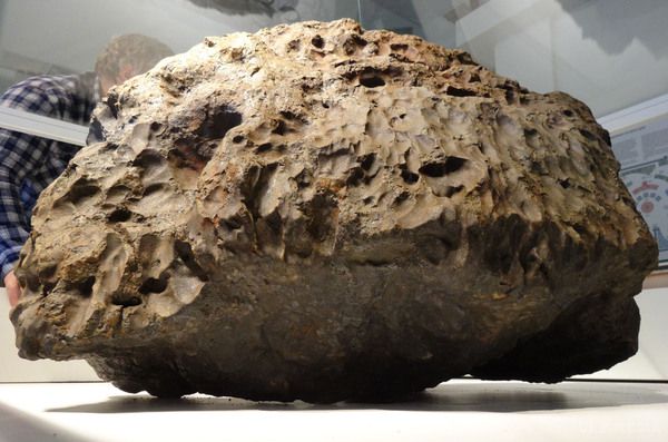 «Крістіс» виставив на аукціон метеорит, який старше Землі. Американський аукціонний будинок Christie's організовує торги, в рамках яких реалізуються не тільки всілякі предмети мистецтва, проте і, наприклад, метеорити.