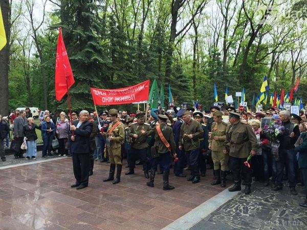 День Перемоги. У Харкові відбулися бійки. Майже 10 тисяч людей прийшли сьогодні до Меморіалу Слави.