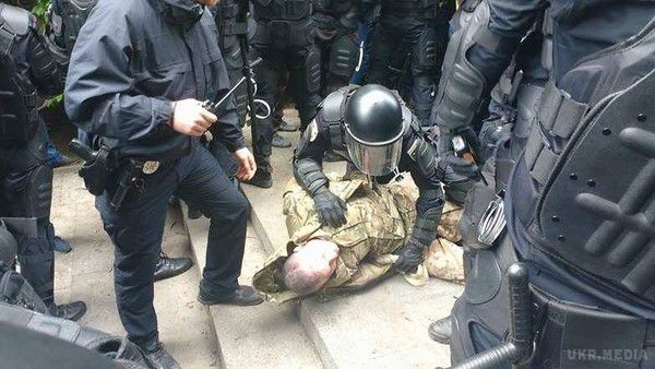 9 травня в Україні: бійки, загроза вибуху і безглуздий "парад" у Донецьку. Затримано десятки людей, але в цілому заходи пройшли відносно спокійно.