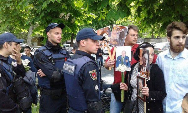 9 травня в Україні: бійки, загроза вибуху і безглуздий "парад" у Донецьку. Затримано десятки людей, але в цілому заходи пройшли відносно спокійно.