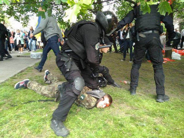 9 травня в Україні: бійки, загроза вибуху і безглуздий "парад" у Донецьку. Затримано десятки людей, але в цілому заходи пройшли відносно спокійно.