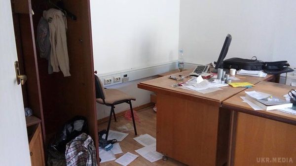 Розгромлений київський офіс ОУН (фото). Активісти стверджують, що у них намагаються силою брати аналізи ДНК.