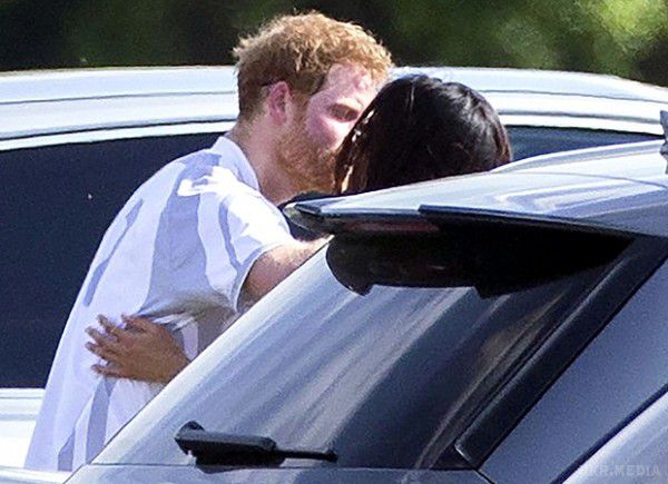 "Спалився"! Принц Гаррі вперше привселюдно поцілувався зі своєю дівчиною (фото). Спадкоємець британського престолу і акторка Меган Маркл гадали, що їх ніхто не помітить.