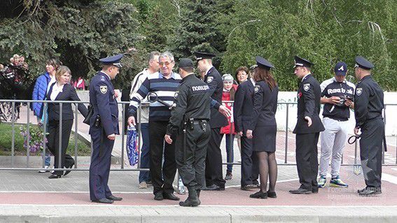 Правоохоронці Дніпра 9 травня діяли з порушенням закону "Про поліцію", - Геращенко. Вчора в Дніпрі співробітники поліції діяли з порушеннями закону "Про поліції". 