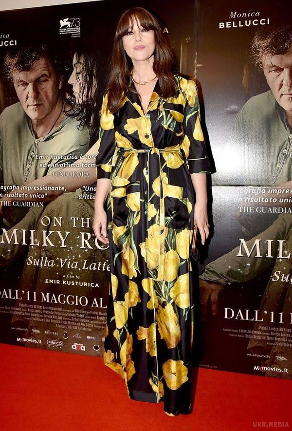 Моніка Беллуччі одягла на прем'єру плаття-халат від Dolce&Gabbana. 52-річна Беллуччі з'явилася на публіці в наряді з яскравим принтом