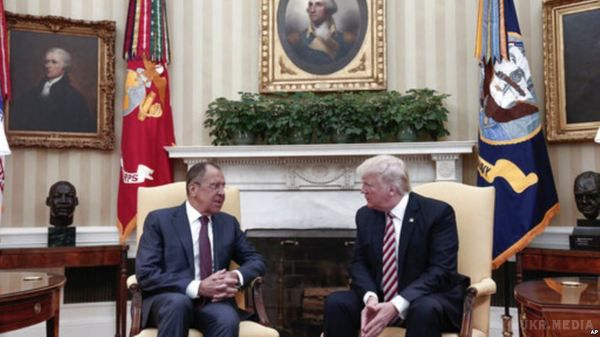 Як Білий дім прокоментував підсумки зустрічі президента Трампа з Сергієм Лавровим. У заяві підкреслюється, що відповідальність за повномасштабну імплементацію Мінських угод лежить на Росії.