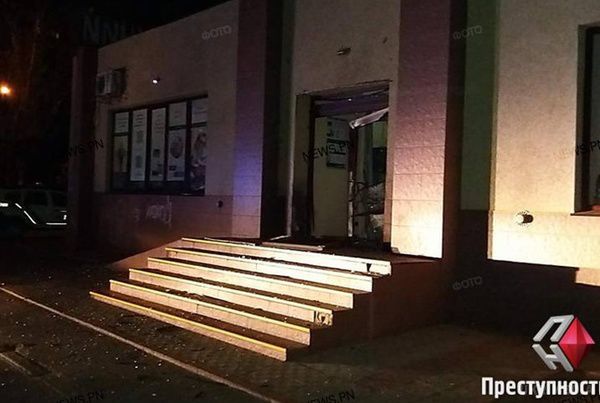 У центрі Миколаєва підірвали банк, пошкоджено вікна житлових будинків. У центрі Миколаєва невідомі підірвали вхідні двері у відділення банку "Південний". 