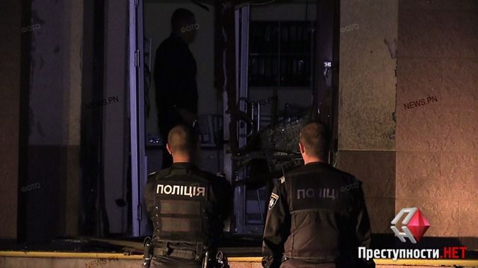 У центрі Миколаєва підірвали банк, пошкоджено вікна житлових будинків. У центрі Миколаєва невідомі підірвали вхідні двері у відділення банку "Південний". 