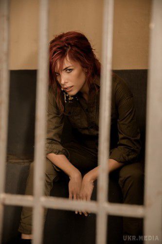Romanovskaya провела день у в'язниці. 31-річна українська співачка Ольга Романовська зняла новий яскравий кліп на пісню Папайя.