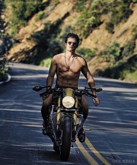  Британський актор Орландо Блум потішив своїх прихильників модною фотосесією. Знімки з гарячої фотосесії з'явилися в Instagram.
