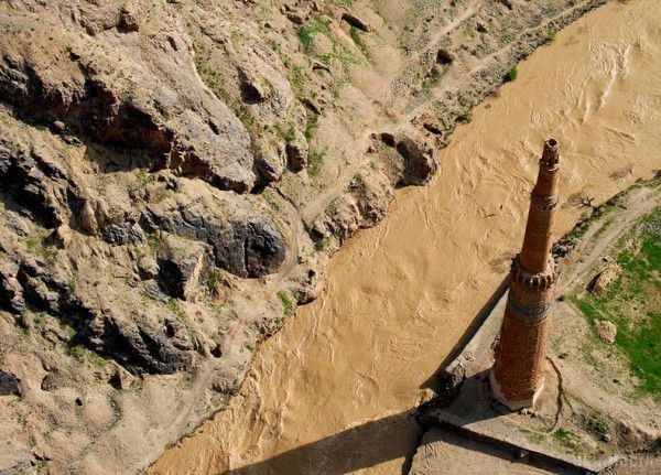 Загадка Джамського мінарету (фото). Джамский мінарет знаходиться в 10 км на північний схід від кишлаку Джам в афганській провінції Гур при впадінні струмка Джамруд в річку Герируд. Ущелину оточують непрохідні гори. Великі населені пункти відсутні. Відстань до Герата — 200 км.