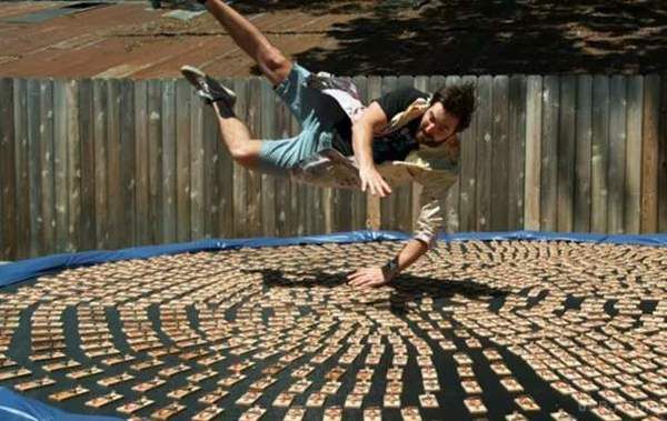 Чоловік стрибнув на батут з тисячею мишоловок (відео). Відео з його експериментом зібрав більше 4 мільйонів переглядів.
