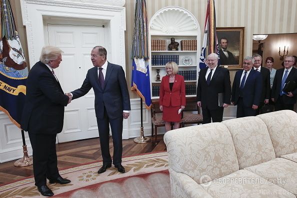  Білий дім розлютило фото російських ЗМІ із закритої зустрічі Трампа та Лаврова. Російська сторона фактично застосувала троллінг проти президента США.