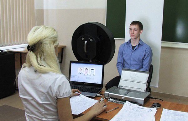 Українці б'ють рекорди за темпами отримання біометричних паспортів. Близько 3 мільйонів 300 тисяч громадян України станом на 11 травня 2017 року оформили біометричні паспорти для виїзду за кордон. 