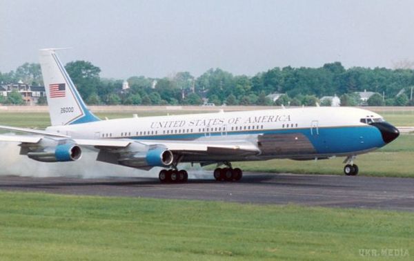 На борту літака Трампа з-за недбалості механіків могла статися пожежа або вибух. Один з двох літаків Boeing VC-25, використовуваних президентом США Дональдом Трампом, міг зайнятися або вибухнути в повітрі через недбалість одного з механіків.