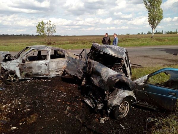Аброськін показав моторошні кадри з місця зіткнення авто, у якому загинули 3 людини. Одне з найстрашніших ДТП в Донецькій області.