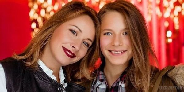 14-річна дочка Олени Кравець захопила своєю красою. Дівчинка дуже сильно схожа на свою зоряну маму.