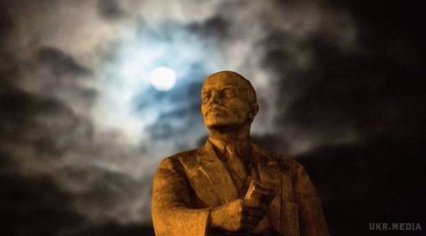 У Києві повалили останній пам'ятник Леніну. Опубліковано відео і подробиці.