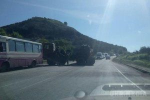 У Криму військові на тягачі з танком протаранили автобус. Пасажири рейсового автобуса вціліли, на місце події виїжджав аварійний комісар