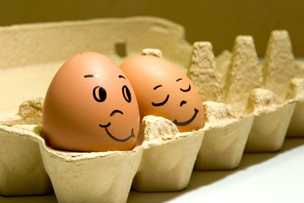 Чому яйця не варто зберігати на дверцятах холодильника. Фахівці з Британії назвали дверцята холодильника найгіршим місцем для зберігання яєць. За словами експертів, правильніше класти яйця на середню полицю, де підтримується постійна температура.