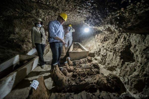 У Єгипті виявлено 17 мумій. В центральному Єгипті археологи розкопали 17 збережених мумій. 