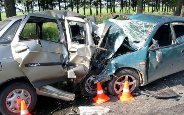 Моторошна аварія в Харкові: четверо загиблих, двоє в лікарні. Водій Chevrolet з невідомих причин виїхав на зустрічну смугу та зіткнувся з автомобілем ГАЗ-66.