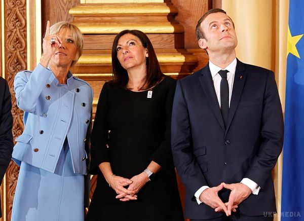 Дружину Макрона звинуватили в копіюванні Меланії Трамп (фото). Перша леді Франції обрала на інавгурацію наряд, схожий на вибір американської колеги.