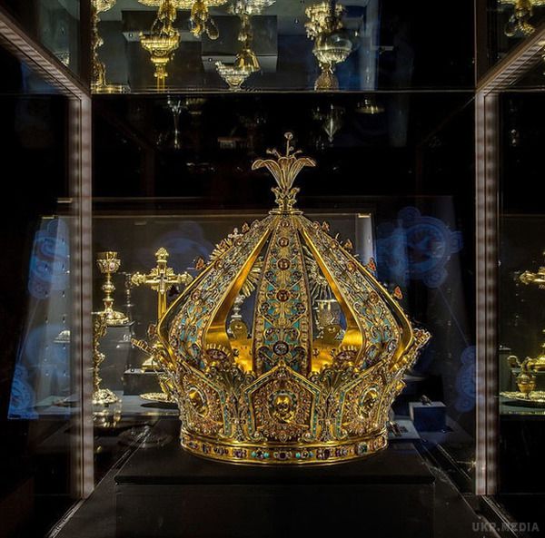 Злодії вкрали  корону, яку оцінено в більше, ніж мільйон доларів. Корону XIX століття, оздоблену майже 1800 коштовними каменями, вкрали з музею релігійного мистецтва у французькому місті Ліон,