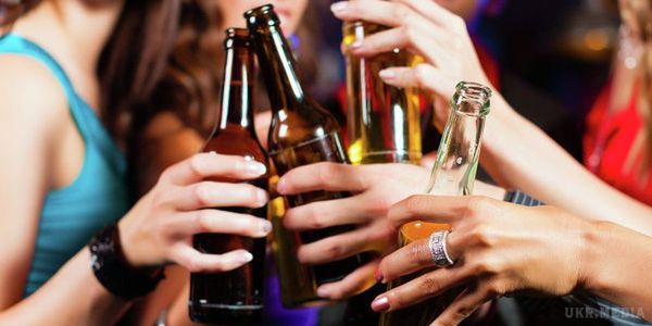 Фахівці підказали, як поєднати алкоголь з дієтою. Після важкого дня приємно випити келих вина або склянка пива з друзями. 