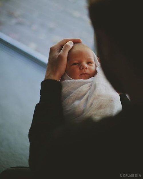 Дружина Дмитра Ступки показала перше фото їхньої новонародженої дочки. Вперше батьками Поліна Логунова і Дмитро Ступка стали 25 квітня 2017.