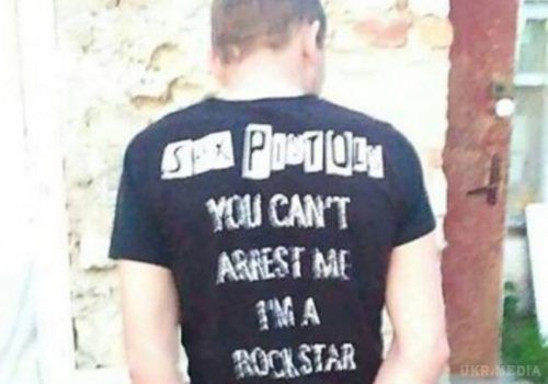 Поліція затримала хлопця у футболці "Ви не можете мене арештувати". Поліція Миколаєва затримала хлопця у футболці “Ви не можете мене арештувати, я рок-зірка”.