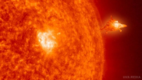NASA показало, як повз Сонця промчав склад з трьох НЛО. NASA на своєму офіційному сайті опублікувало інформацію про НЛО, які пролітали напередодні повз Сонця.