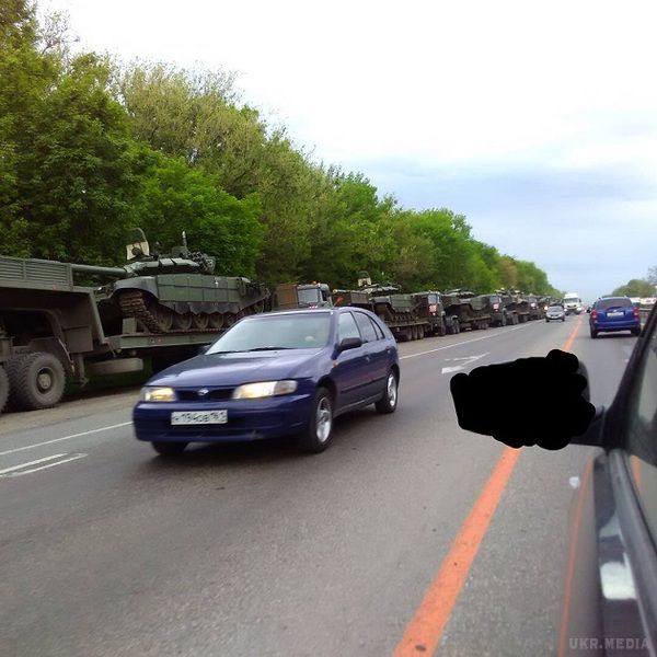 У мережі показали колону військової техніки РФ біля кордону з Україною. Блогери висловили припущення, що техніка поверталася з параду 9 травня в пункт дислокації.