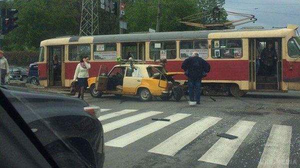 У центрі Харкова сталося серйозне ДТП. Зіткнулися легковик і трамвай.