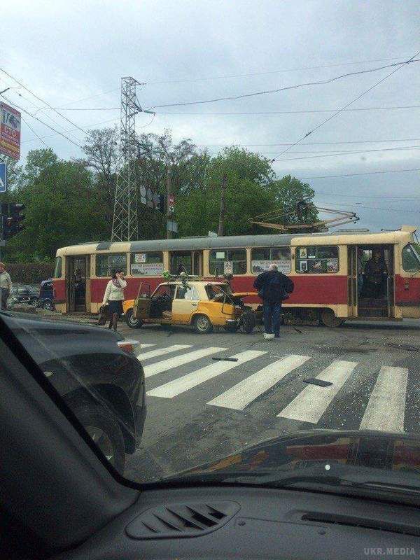 У центрі Харкова сталося серйозне ДТП. Зіткнулися легковик і трамвай.
