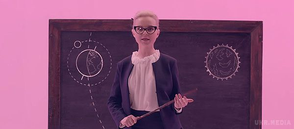 Екс-солістка групи "Ленінград" Аліса Вокс представила новий кліп: школярі-маріонетки і мітинги. Аліса Вокс. Кадр з кліпу на пісню "Малюк" 
