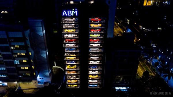У Сінгапурі побудували гігантський автомат з продажу суперкарів. 15-поверхова будівля містить 60 автомобілів